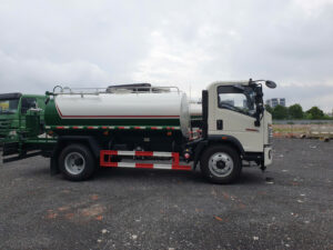 Xe phun nước rửa đường Howo 8.2 khối 4 3