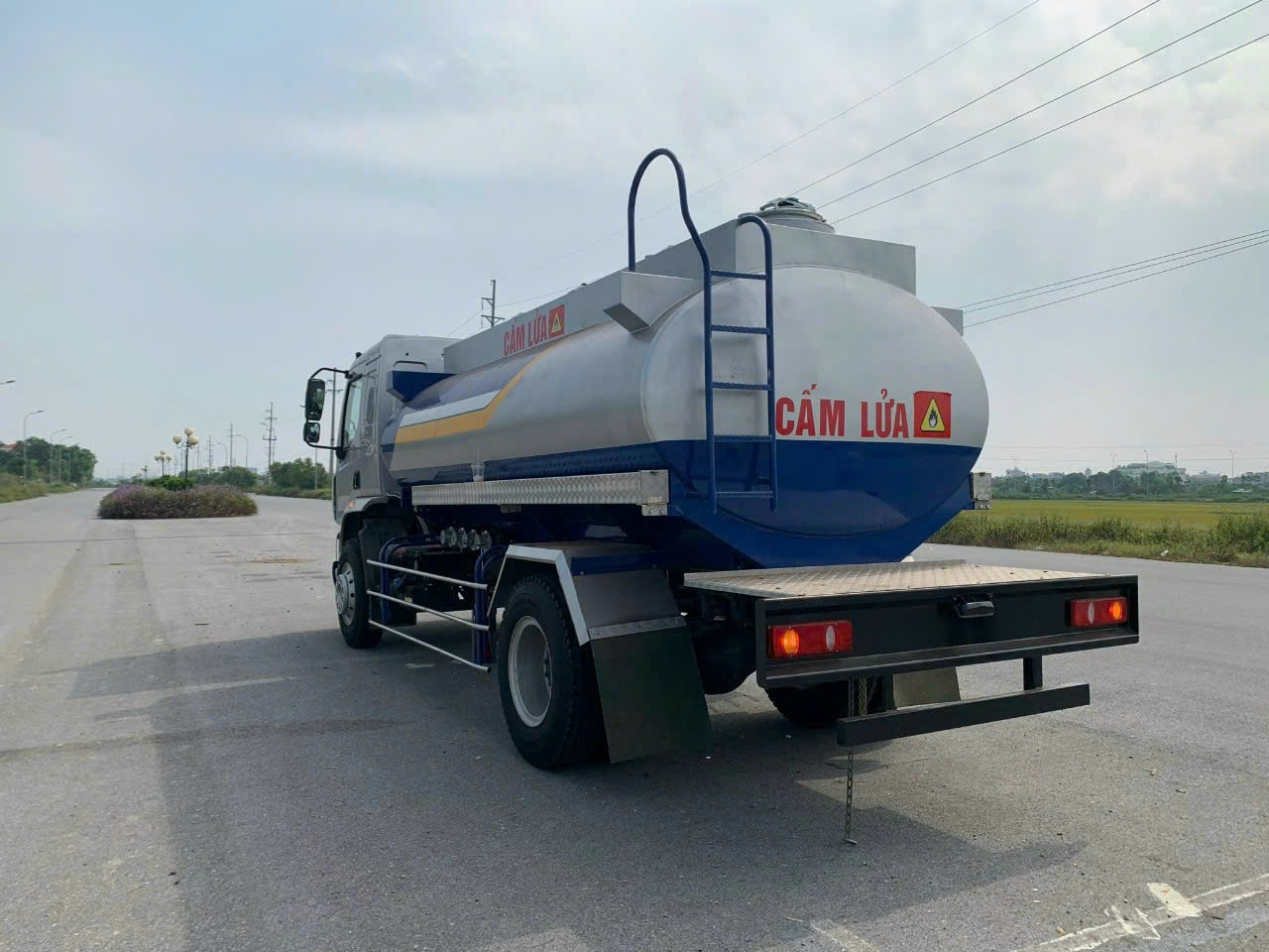 Xe bồn Chenglong chở xăng 11 khối (1) Xe bon Chenglong cho xang 11 khoi 1