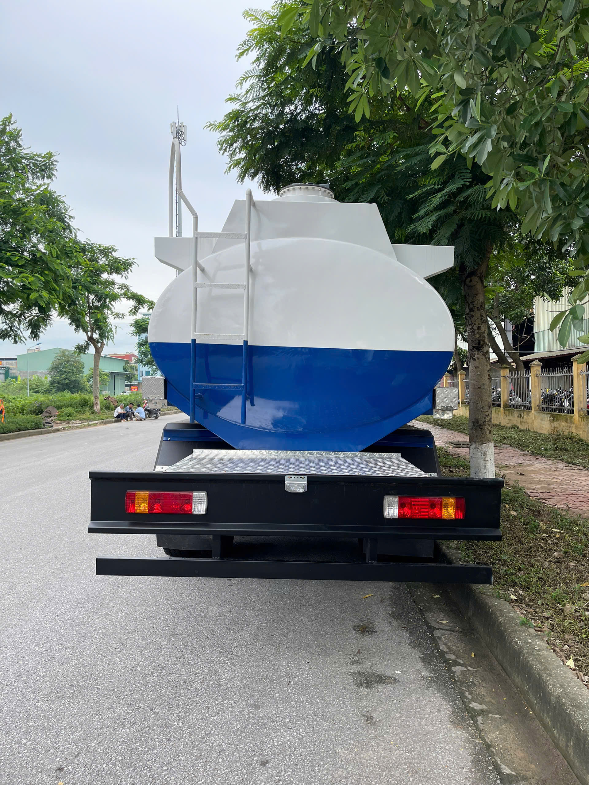 Xe bồn Chenglong chở xăng 22 khối (1) Xe bon Chenglong cho xang 22 khoi 1