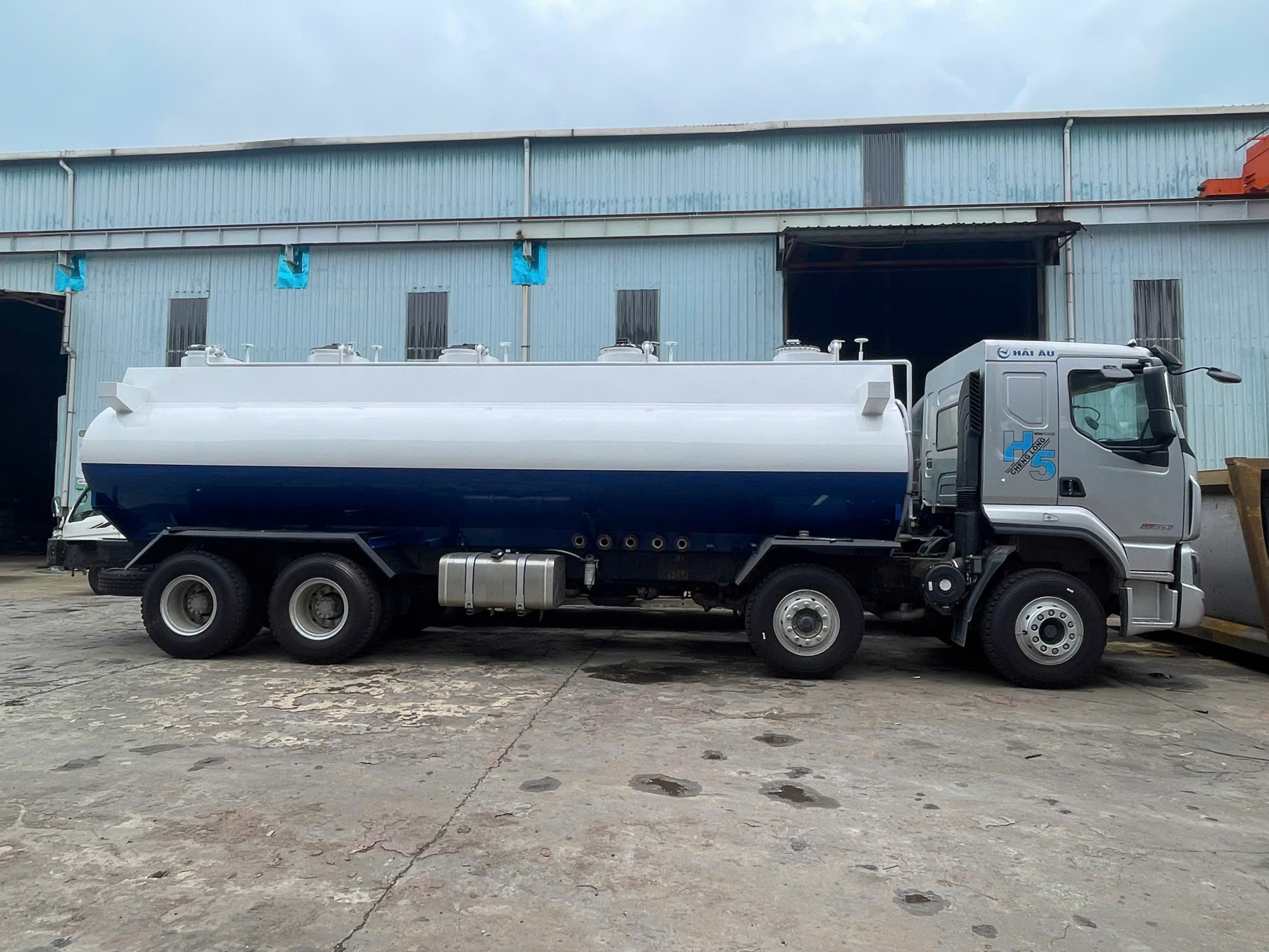 Xe bồn Chenglong chở xăng 22 khối (2) Xe bon Chenglong cho xang 22 khoi 2