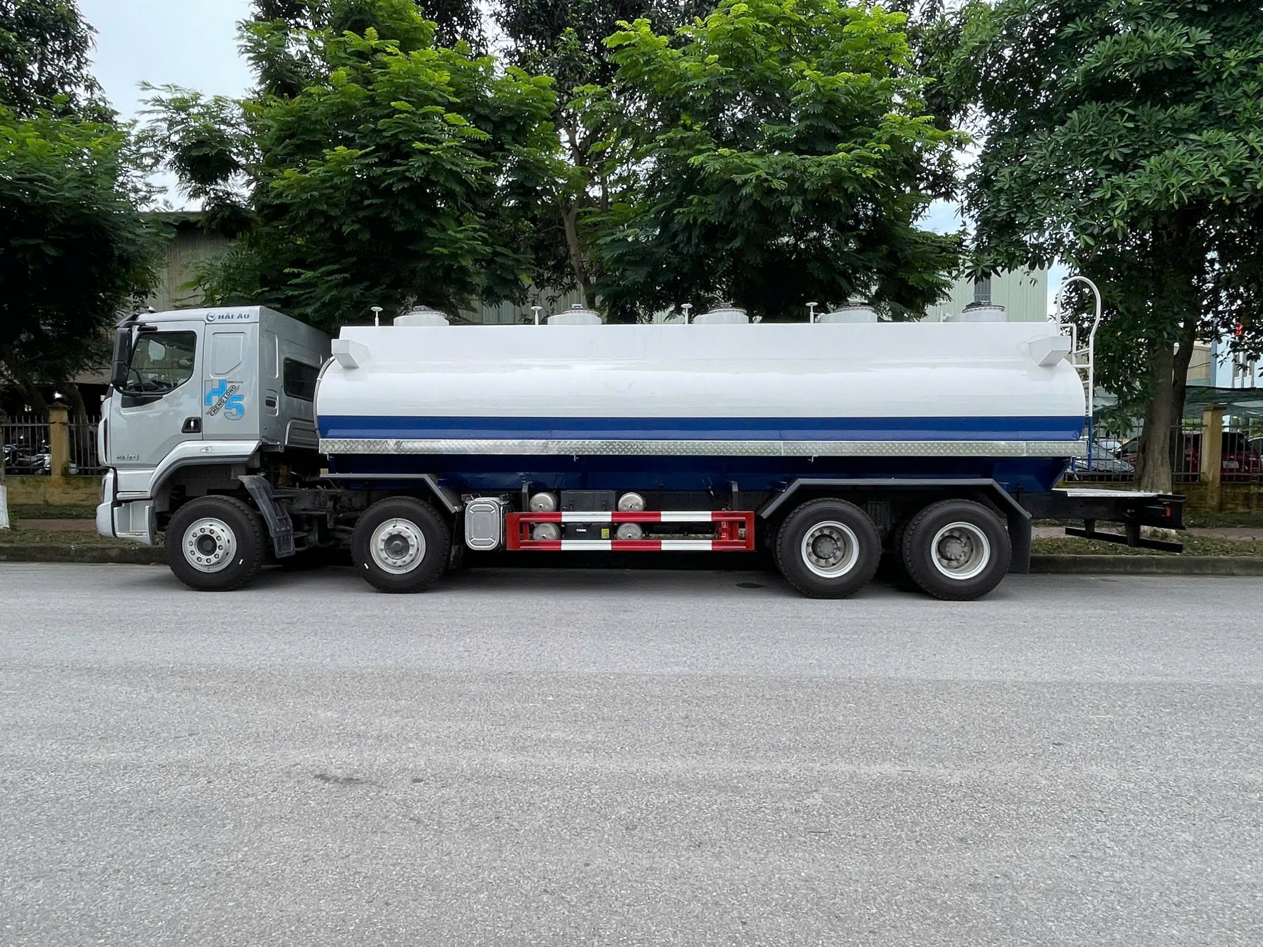 Xe bồn Chenglong chở xăng 22 khối (3) Xe bon Chenglong cho xang 22 khoi 3
