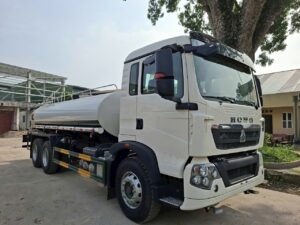 Xe phun nước rửa đường 13 khối Howo CNHTC 4 Xe phun nuoc rua duong 13 khoi Howo CNHTC 2