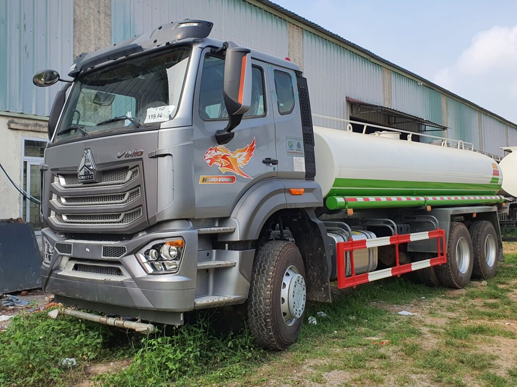 Xe phun nước rửa đường 13 khối Howo CNHTC 13 Xe phun nước rửa đường 13 khối Howo CNHTC