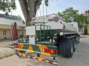 Xe phun nước rửa đường 13 khối Howo CNHTC 7 Xe phun nuoc rua duong 13 khoi Howo CNHTC 4