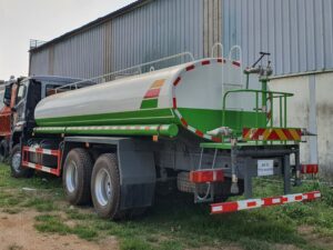 Xe phun nước rửa đường 13 khối Howo CNHTC 6 Xe phun nuoc rua duong 13 khoi Howo CNHTC 5