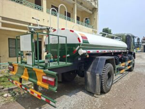 Xe phun nước rửa đường 8 khối Dongfeng 4 Xe phun nuoc rua duong 8 khoi Dongfeng 1